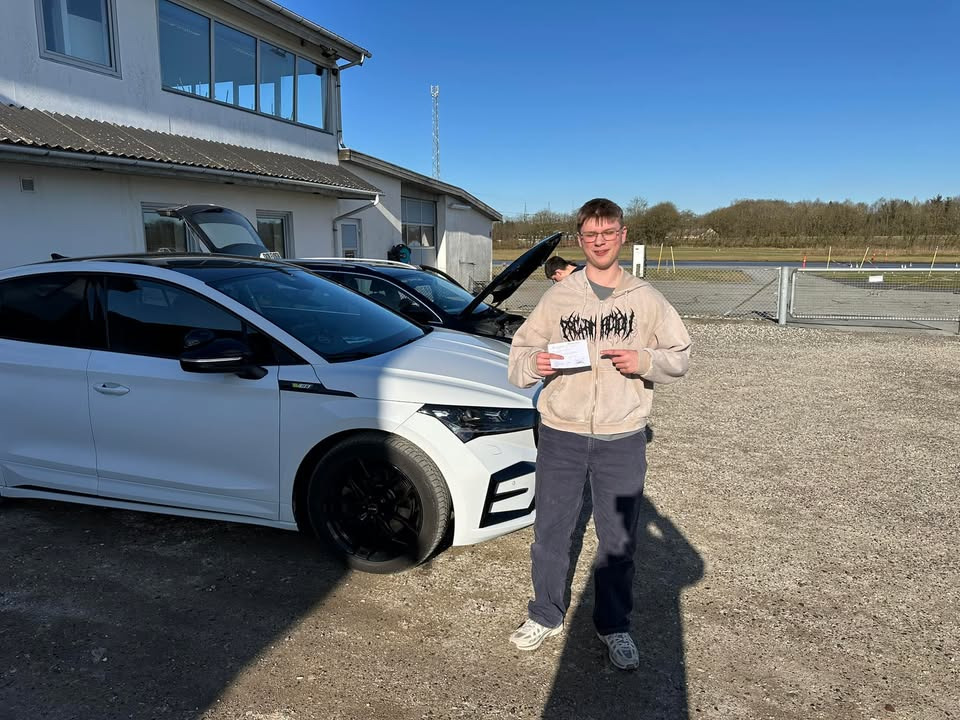 Mikkel får kørekort efter fejlfri kørsel hos Frisdal Køreskole I/S