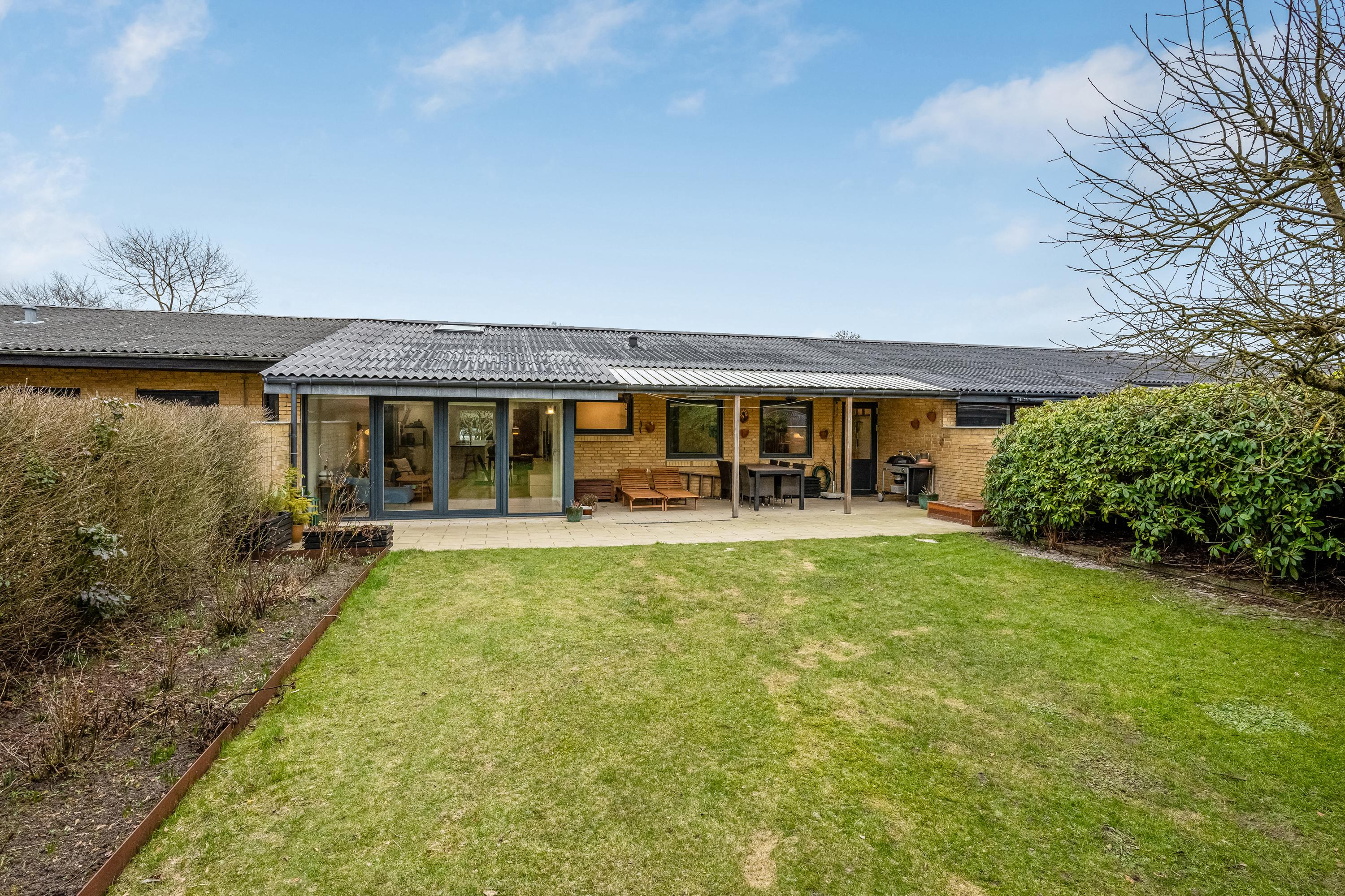 Indflytningsklart rækkehus med moderne faciliteter og skøn have