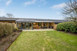 Indflytningsklart rækkehus med moderne faciliteter og skøn have