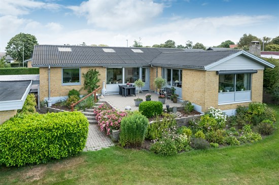 Velindrettet familie villa med skøn have og central beliggenhed i Tårs.