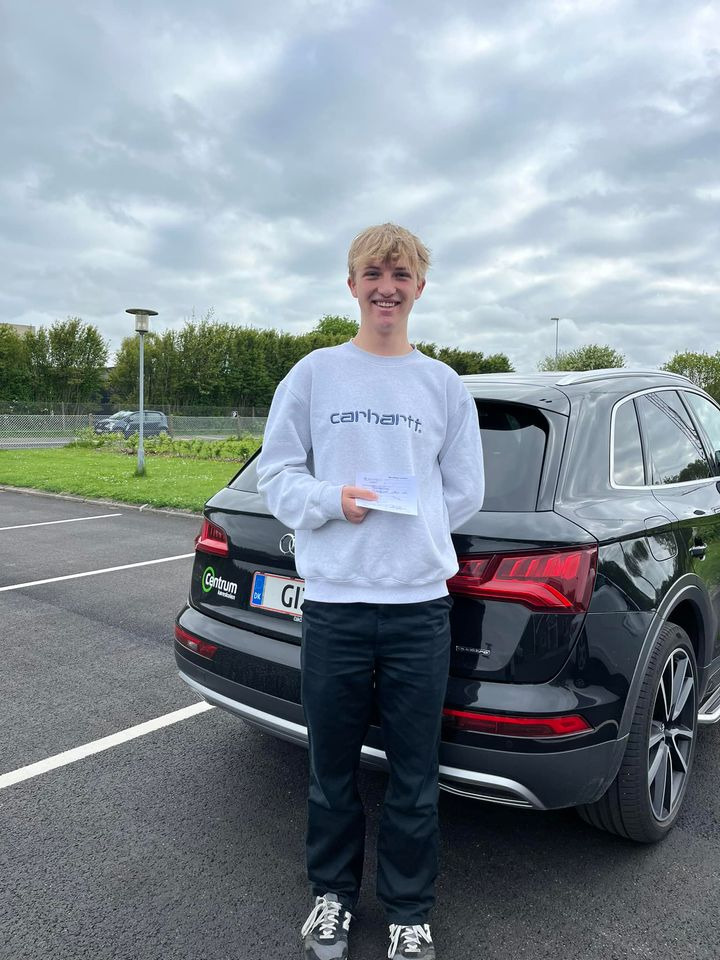 Alexander består køreprøve: Centrum Køreskole annoncerer ledige pladser på nyt hold