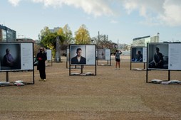 Fotoudstilling om voldsramte mænd: Bryder tabu om mænd i krise