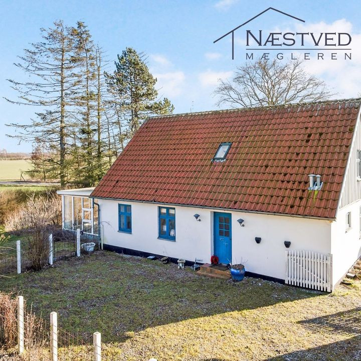 Villa med stor udestue i naturskønne omgivelser nær Dalmose til salg hos Næstved Mægleren ApS