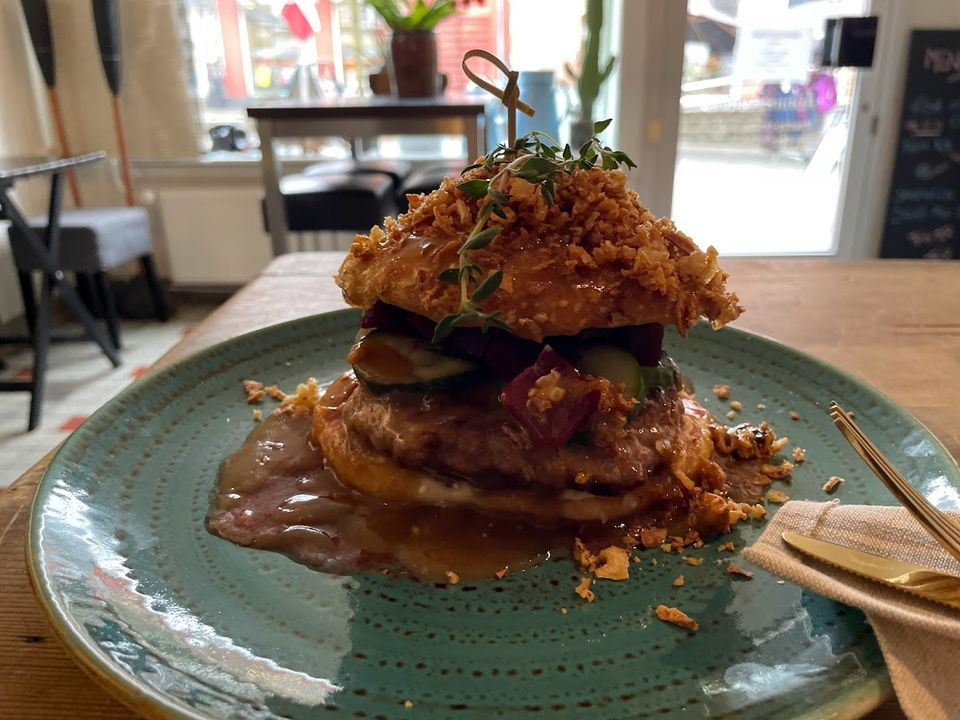 Helles Køkken ApS tilbyder stor bøfsandwich og risalamande til lave priser fredag 1. november