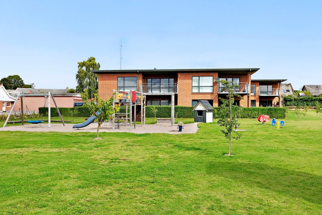 Drømmer du om en lejlighed med altan og grønne omgivelser? RandersBolig har den perfekte bolig i Ørsted