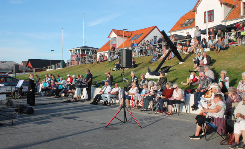 Traditionel kørsel og aftensang på Vesterø Havn