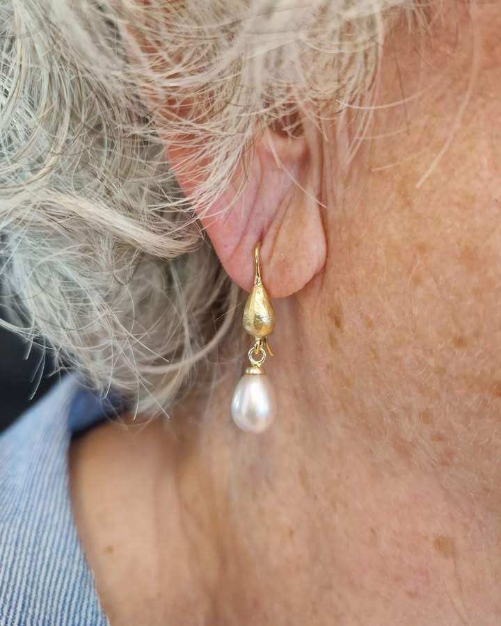 Guldsmed Ø skaber elegant øresmykke af gammelt guld med rosa ferskvandsperle