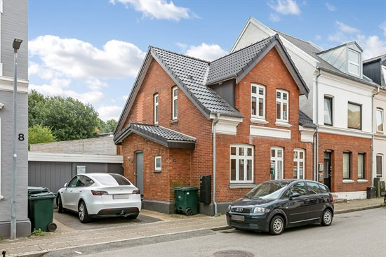 Til salg hos Nybolig Kolding: Stort byhus på 128 m2 med egen have!