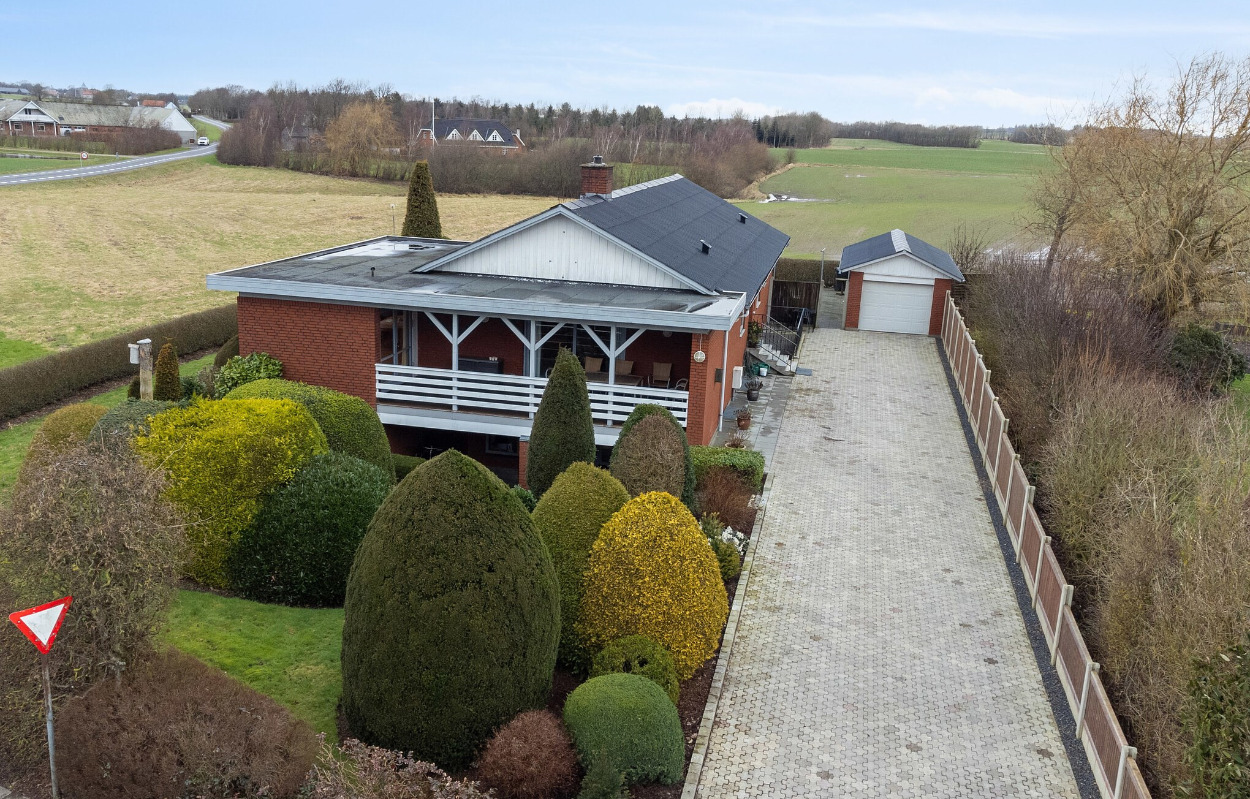 Fuld af potentiale: Et rummeligt hjem i naturskønne omgivelser