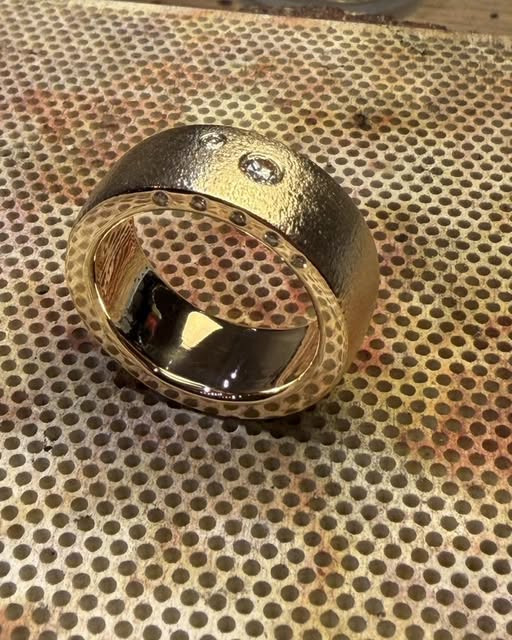 Guldsmed Lütken præsenterer unik chunky ring med diamanter