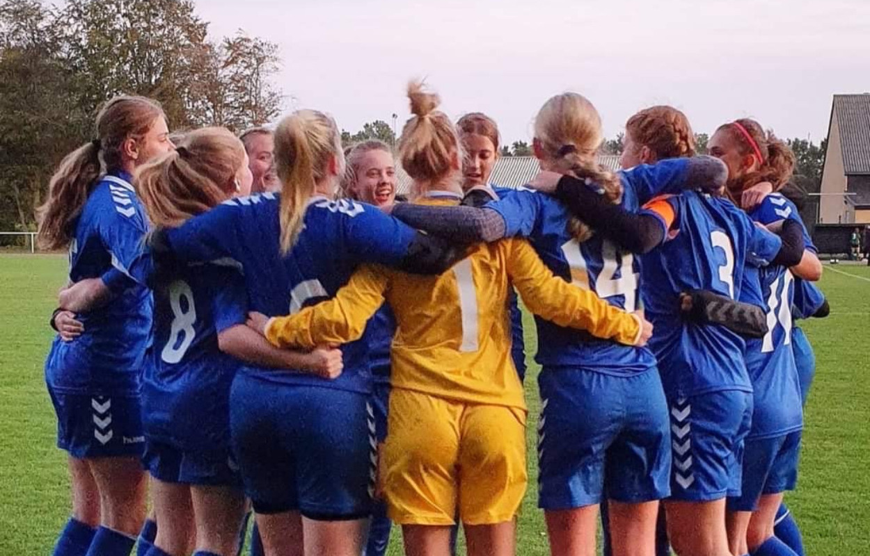 Eminent præstation af HT/SIK-pigerne i storsejr: “Det er fantastisk at være træner for dette hold”