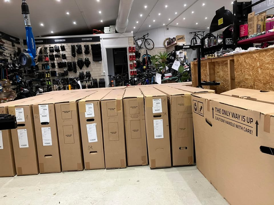 Sæby cykler takker for støtten og byder på kaffe i butikken