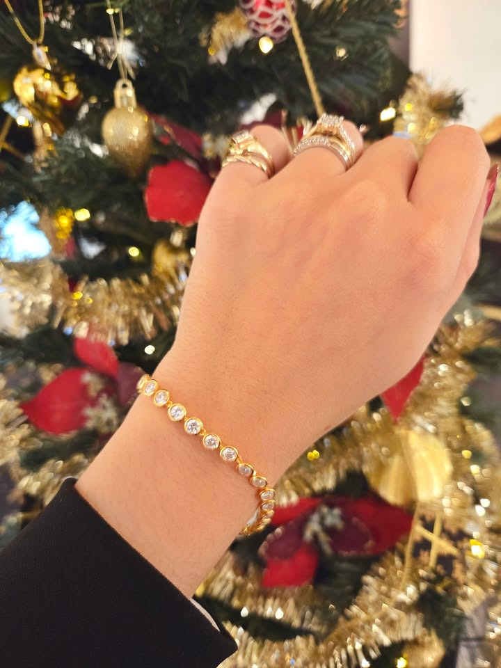 Smykkedesigner Helga Winther præsenterer det perfekte julegavehit: et tennisarmbånd fra Blicher Fuglsang