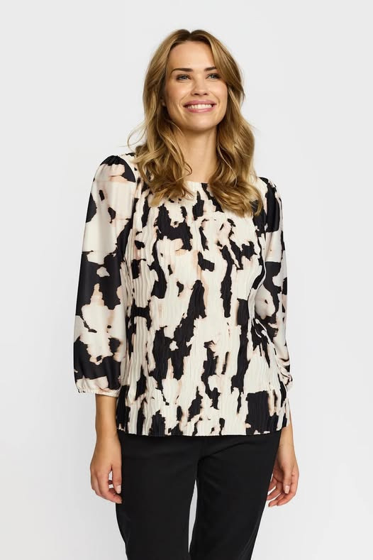 Skott Aalborg præsenterer 2-Biz bluse i plisséstof med gratis fragt og gaveindpakning