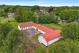 Mæglerhuset annoncerer ny pris på ejendom nær Gandrup