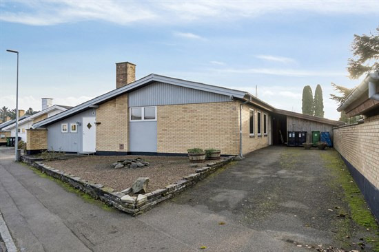 Svinget 27 og 1 anden boliger er kommet til salg denne uge i Aakirkeby - se boligerne her.