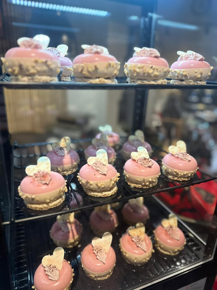 Bruuns Chokolade præsenterer ugens kage med friske bær og hvid chokolade