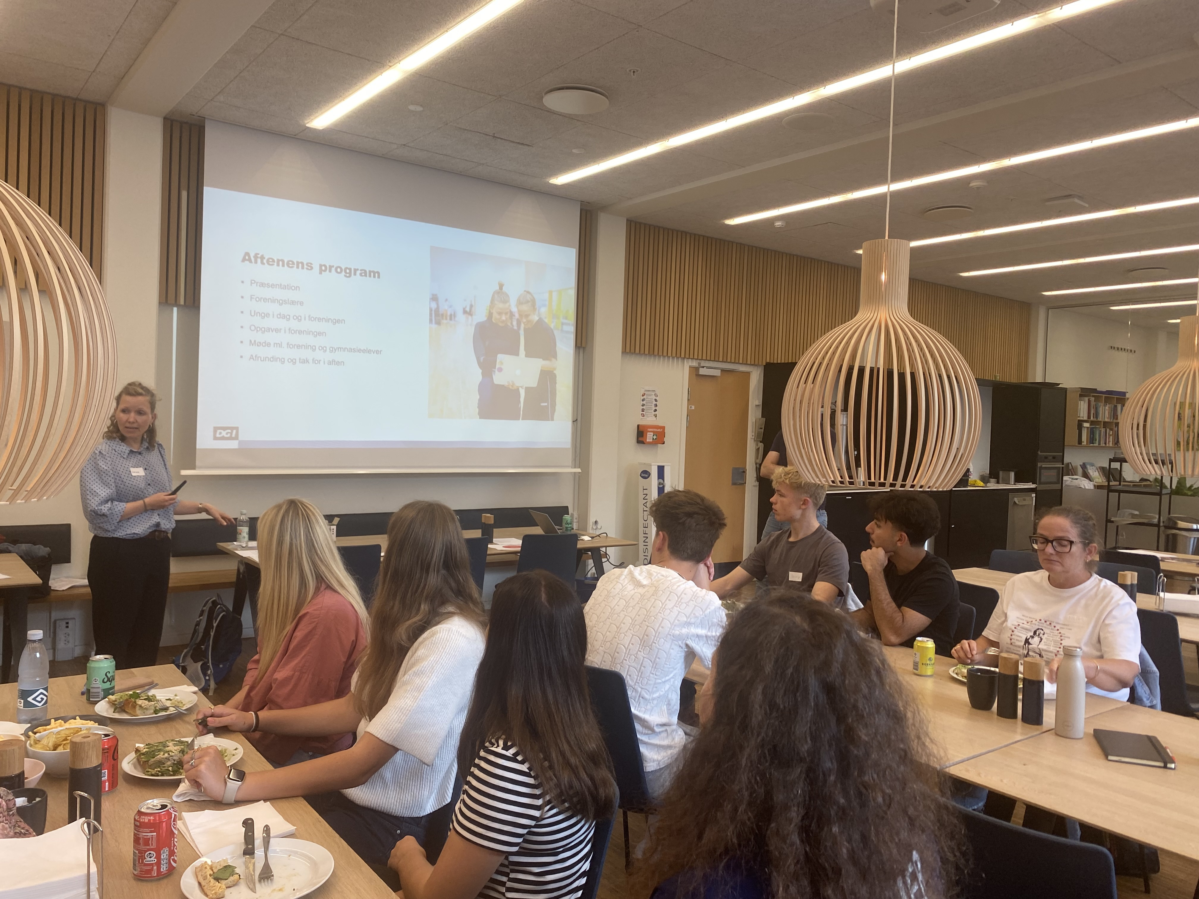 Unge tager plads i bestyrelseslokalet