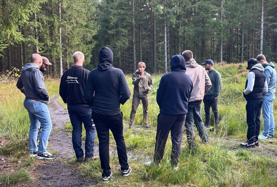 Tømrerelever fra Skive College får praktisk indsigt i træets vej fra skov til bræt