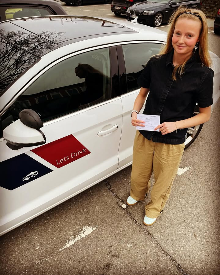 Lets Drive fejrer Julies succes med kørekortet