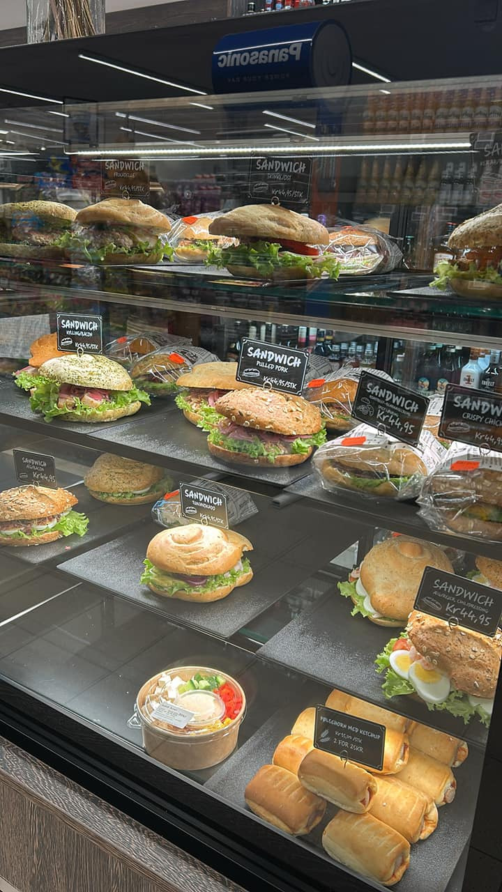 Min Købmand i Asp opfordrer til at bekæmpe madspild med rabat på sandwiches fra i går