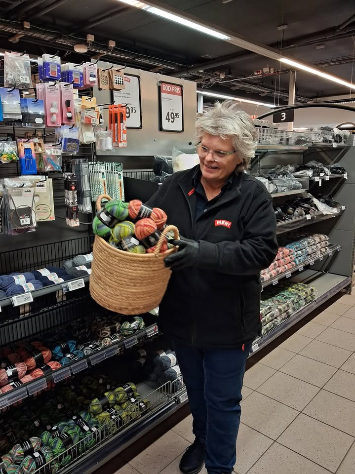 MENY Als har farverigt strømpegarn til 10 kr.