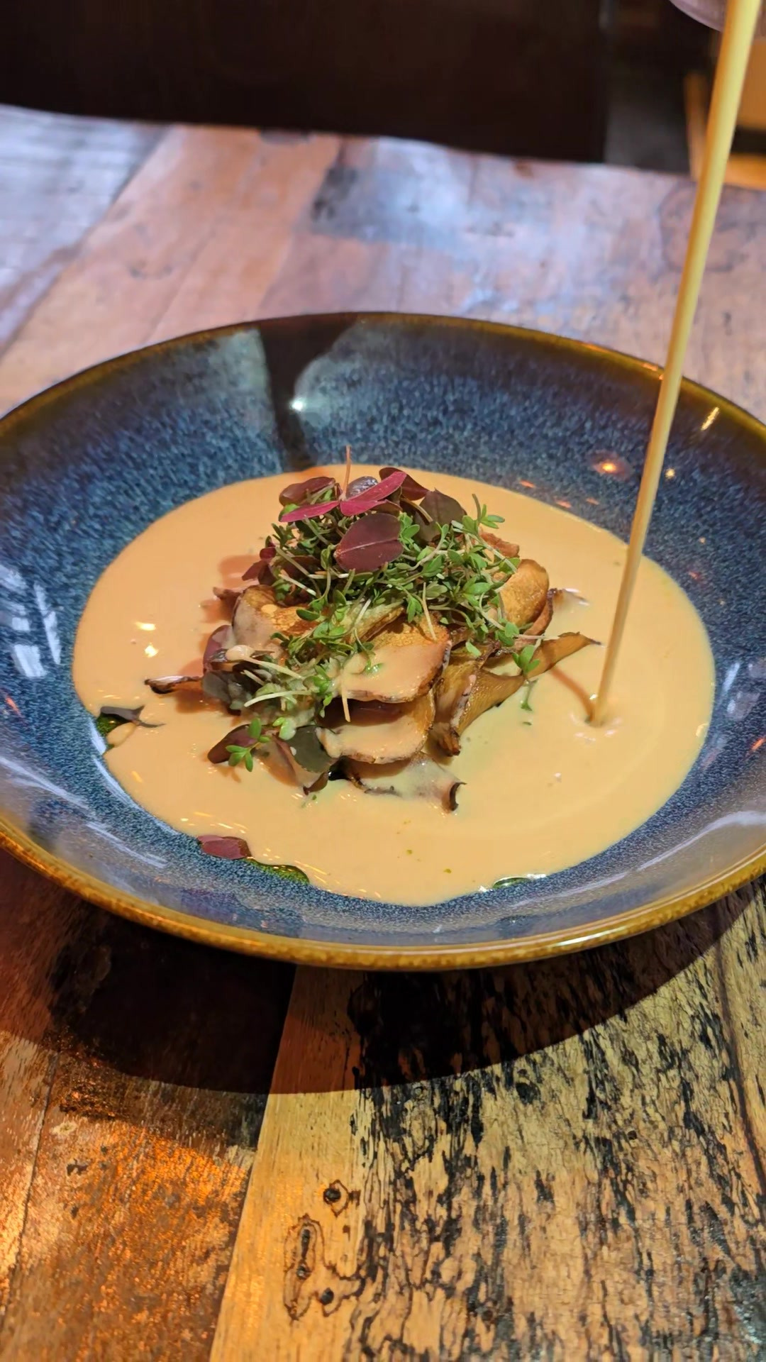 Café Tidslös tilbyder dagens suppe: hummer bisque med jordskokke chips og purløgsolie