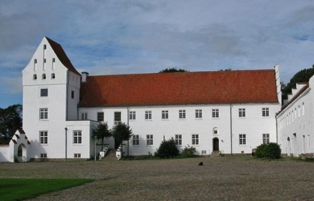 Tag med til sommer-event på historiske Vrejlev Kloster
