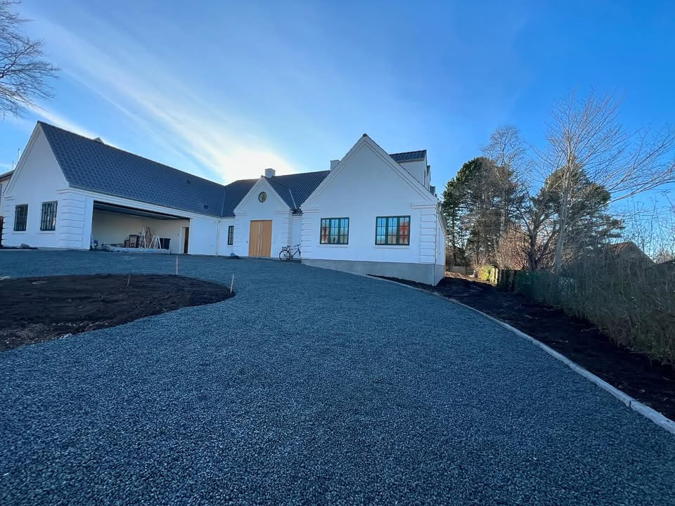 Viborg Anlæg fuldfører imponerende projekt i Hasseris med mørk grå granit