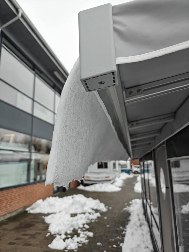 HINSHØJ CARAVAN holder humøret højt trods den uendelige snefjernelse