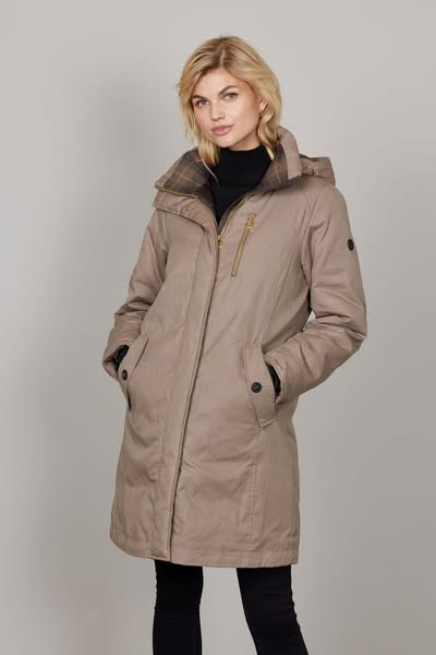 Stilfuld og funktionel nyhed fra JUNGE: Malou jakken til skiftende årstider