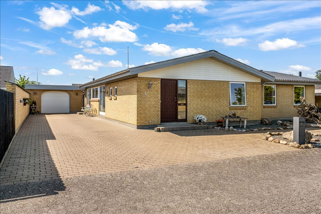 Velholdt villa med dejlig garage og skønt udeliv – midt i byen