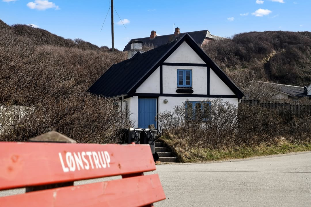 Mæglerhuset Vestkysten I/S annoncerer ny pris på hyggeligt sommerhus i hjertet af Lønstrup