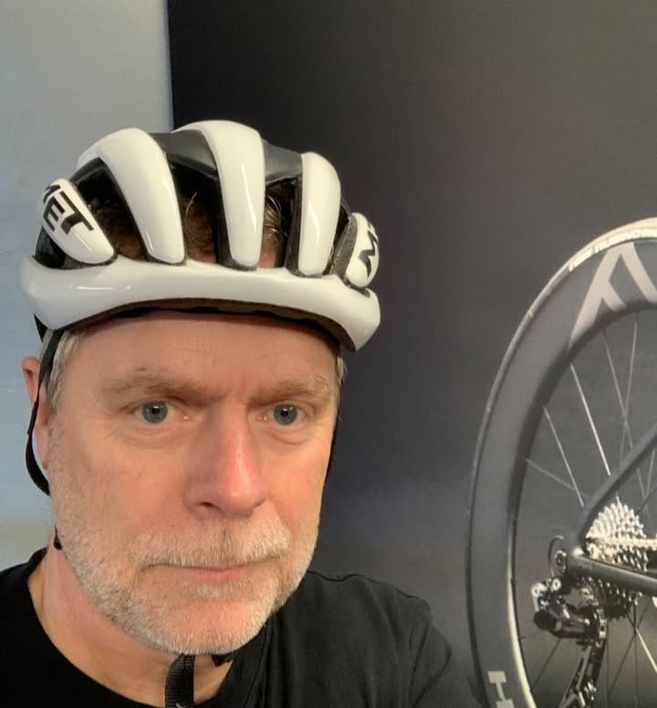 Birks Bike Shop ApS tilbyder hjelme i mange stilarter og farver