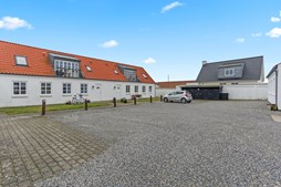 Til salg hos Mæglerhuset Vestkysten I/S: Attraktiv ejendom med to lejemål midt i Løkken