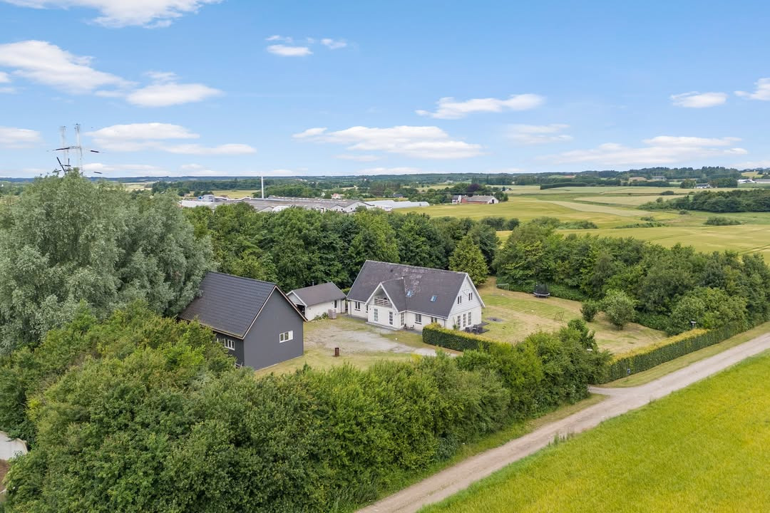 Mæglerhuset Brønderslev annoncerer prisnedsættelse på familievenlig villa nær Jerslev