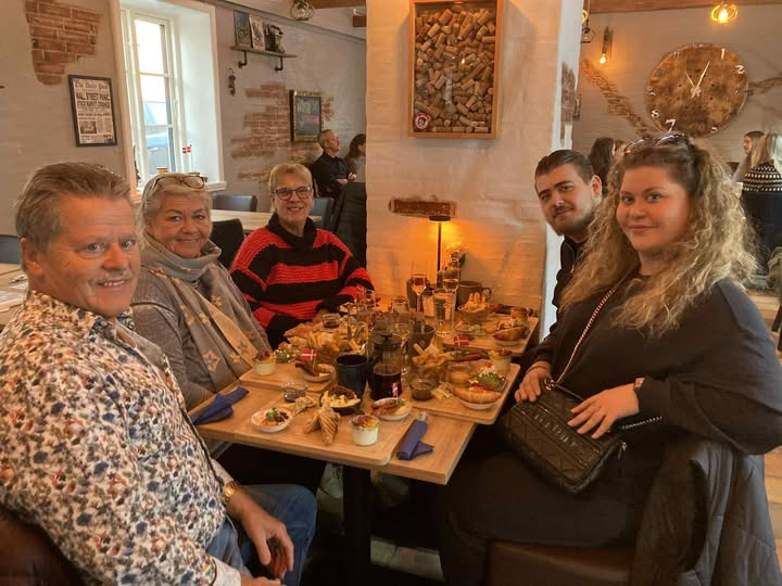 Restaurant Holger opfylder Stellas ønske om brunch med vennerne