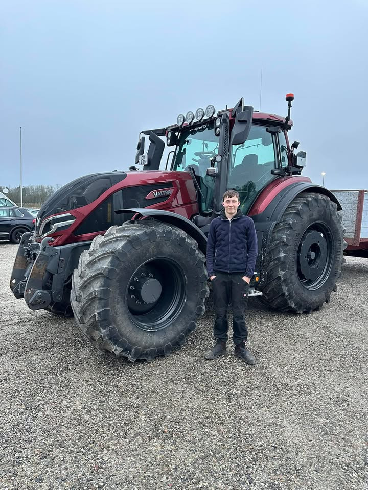 Frisdal Køreskole I/S ønsker Nikolaj tillykke med sikker kørsel gennem Hobros gader