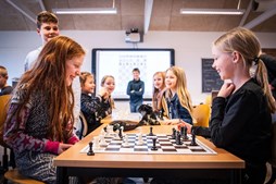 Skoleskak i Aalborg styrker klassefællesskab og koncentration