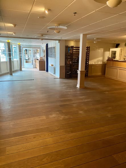 Restaurant Under Klippen opfrisker gulve i restauranten og selskabslokalet