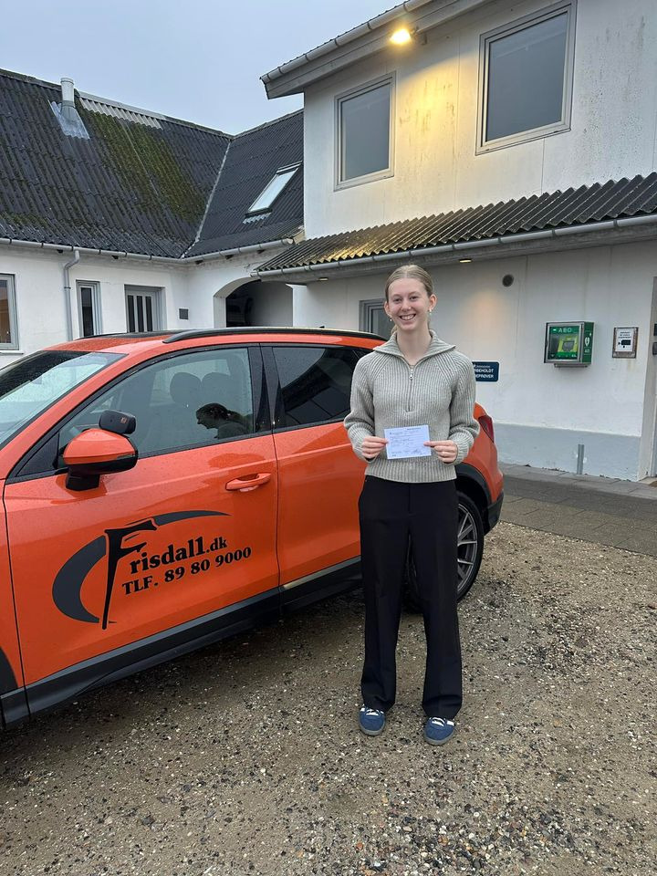 Sandra Arkesteijn består køreprøven i første forsøg hos Frisdal Køreskole I/S