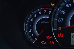 GUMMI-OLE forklarer bilens advarselslamper og deres betydning