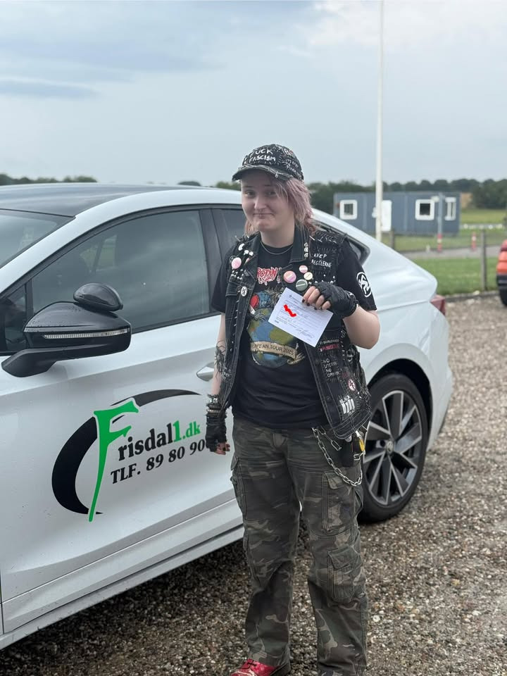 Frisdal Køreskole I/S sender humoristisk hilsen til ferieglad elev