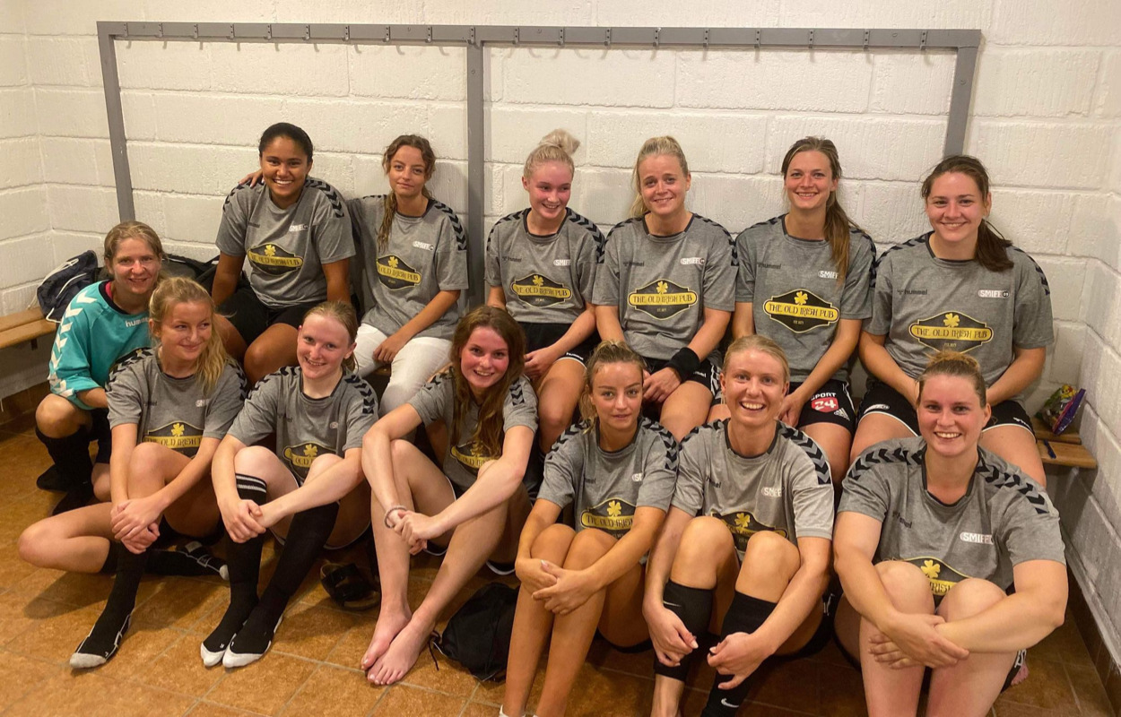 SMIFF-kvinder vinder med tenniscifre i rodet affære