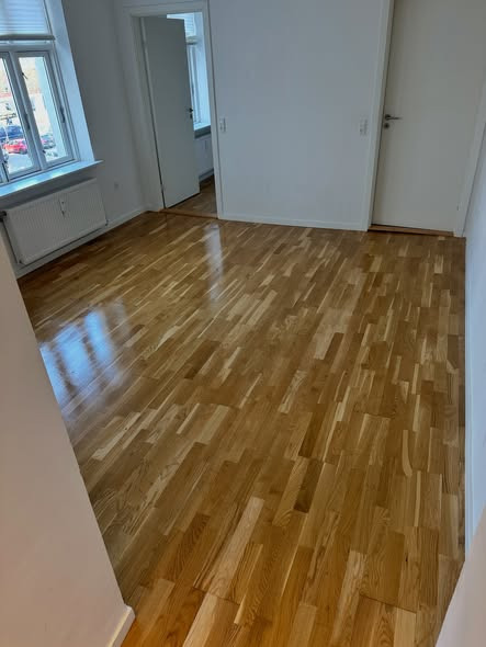 Øens Håndværkercentral Aps tilbyder let gulvslibning for et visuelt løft