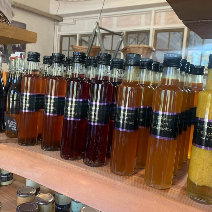 Fru Hansens Butik & Café byder velkommen med nye salatdressinger fra Puks Delikatesser på hylderne