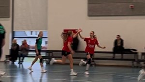 Brønderslev IF's U-13 piger vinder med tempo og teamwork på hjemmebane