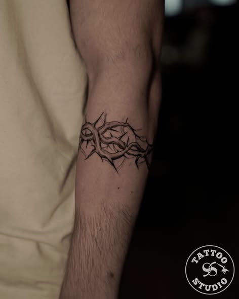 Tattoo Studio 96 Aarhus viser tornet krone-tatovering lavet af Furkan