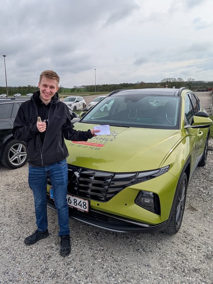 Scott færdiggør køreuddannelsen hos Kudahls Køreskole