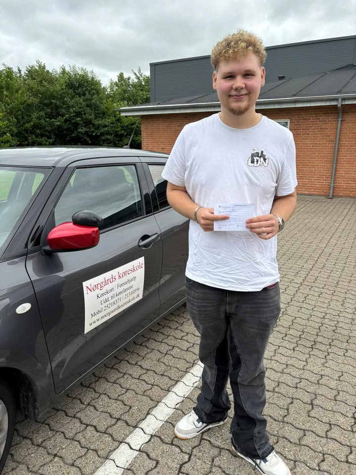 Nørgaards Køreskole fejrer endnu en elev med kørekort